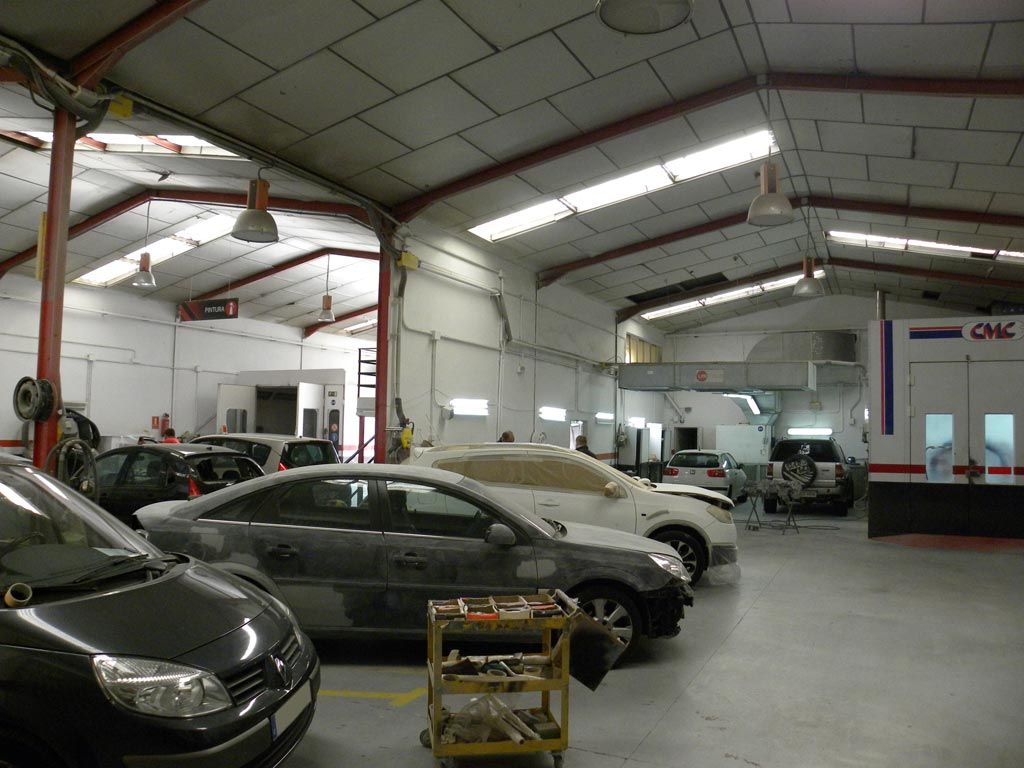 Carrocerías Victoria S.L. interior de taller con autos